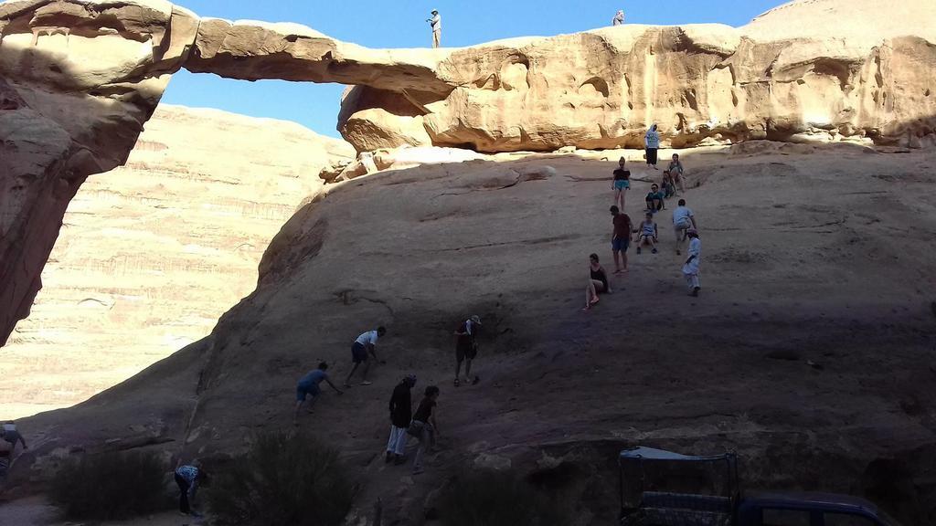 Bedouin Holidays Camp And Jeep Tours Hotel Wadi Rum Bagian luar foto